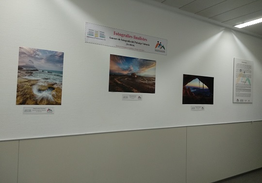 Imagen de las fotografías ganadoras en la exposición fotográfica ubicada en la Biblioteca